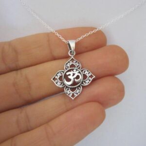 Collier et pendentif OM & Fleur de Lotus en filigrane