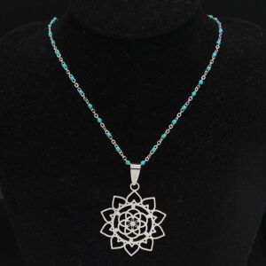 Collier a Perles Bleues avec Pendentif Mandala Fleur
