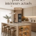 Cuisine moderne avec îlot central en bois, éclairée par de grandes fenêtres.