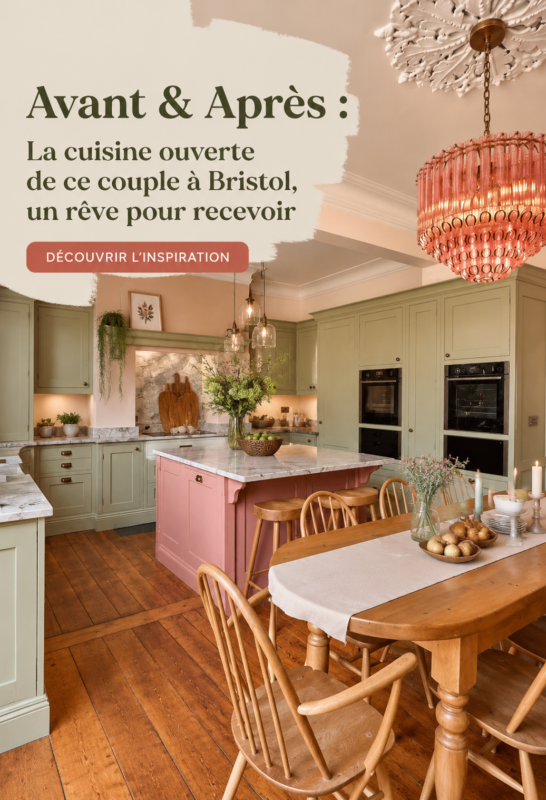 Cuisine ouverte moderne et accueillante avec éléments en bois et luminaire chaleureux