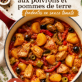 Plat de poulet aux poivrons et pommes de terre fondantes en sauce tomate, présentation conviviale.