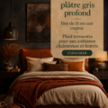 Chambre cocooning avec murs en plâtre foncé et tête de lit en cuir cognac.