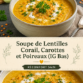 Soupe de lentilles corail servie dans un bol avec des morceaux de carottes et poireaux