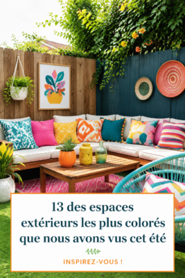 Un jardin coloré avec des fleurs éclatantes et du mobilier décoratif.