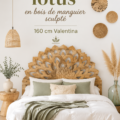Tête de lit lotus en bois de manguier dans une chambre cosy
