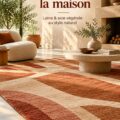 Tapis Lucien en laine et soie dans un salon cosy, couleurs sable, brique et cognac